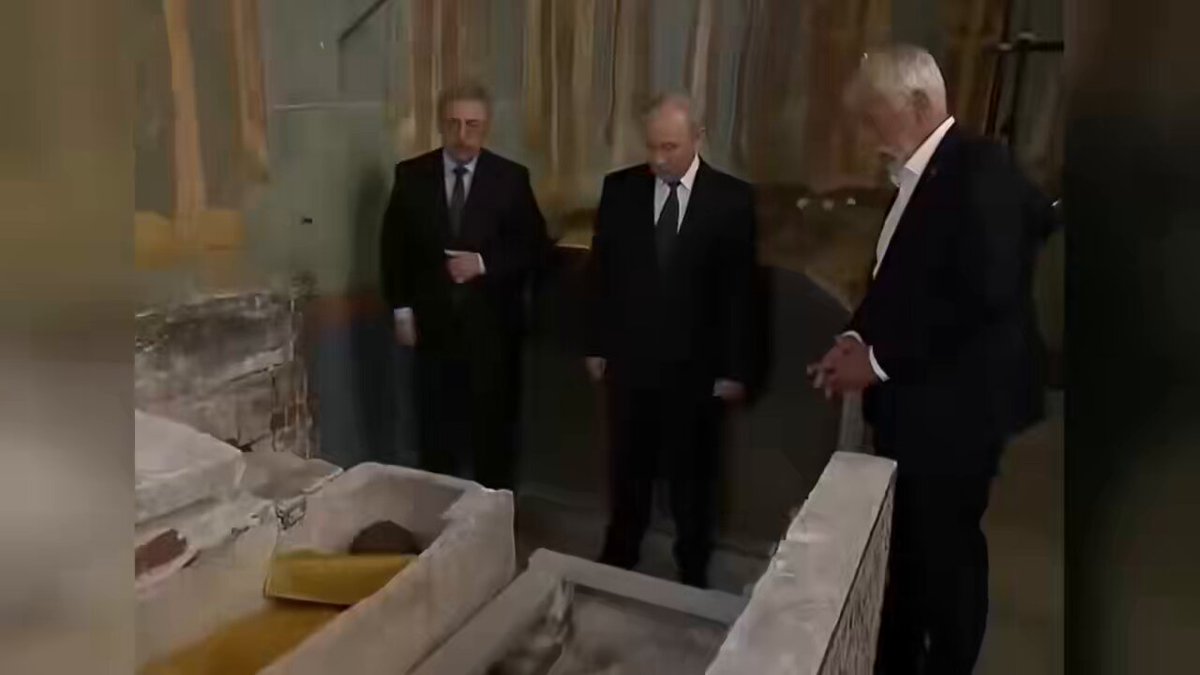 ⚡Путин вскрыл гробницу Дмитрия Донского Он осмотрел 637-летние мощи князя, постоял со свечой на молебне и распорядился отправить мощи в зону «СВО», чтобы показать их бойцам.