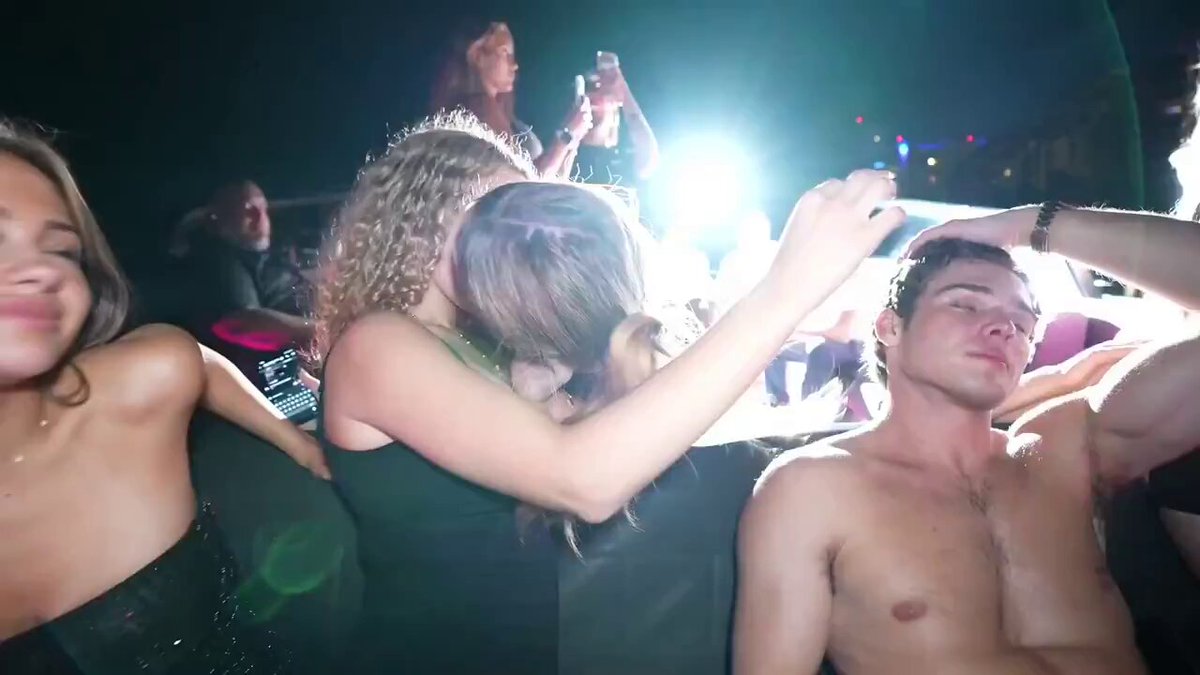 Clavicular enjoyed THREE girls competing for him until one of them pulled out her phone 😳 “Why did you send all of us the same message?”