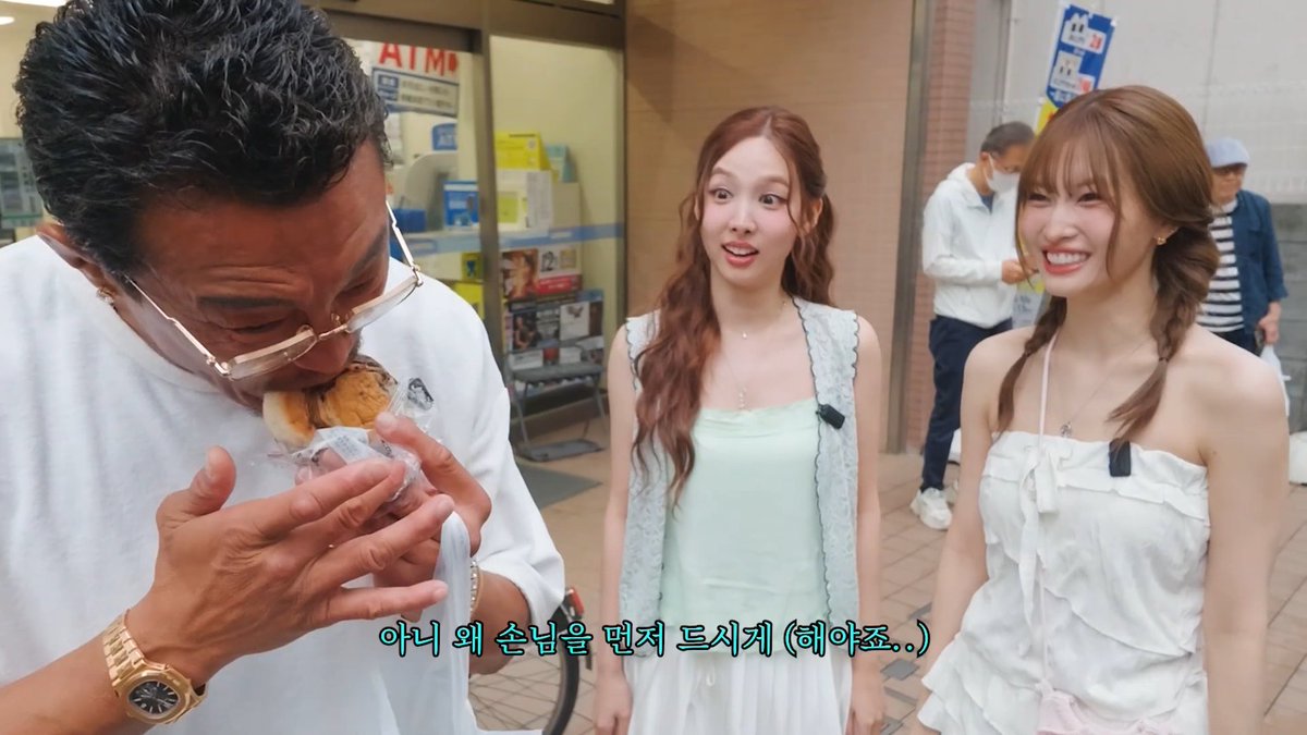 Nayeon and Momo didn't care at all that Sunghoon took the first bite, they even finished the whole bread