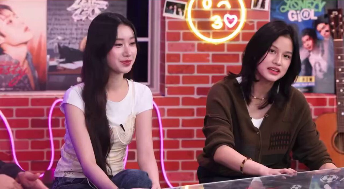 น้องสิง : ฟคบอกว่าชอบซีนต่อบุหรี่ที่สุด เอาจริง หนูว่าเป็นซีนที่พี่ดิวชอบที่สุดเหมือนกันเพราะเขาเอามาอวดหนูก่อนที่จะออนว่าเห็นซีนนี้หรือยัง พี่ไปถ่ายมาแล้วเอาให้ดู เขาพูดใหญ่เลย ดู proud to present มาก อื้ม ไม่มีใครทันฮีสักคนจริง ๆ ㅠ ㅠ #GMMTVLiveHouse #dewtee #ดิวธี
