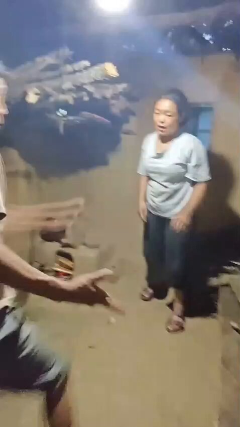 Selalu mendapat KDRT dari suaminya, Kesabaran seorang istri akhirnya ada batasnya juga. Tanpa mikir panjang, istrinya langsung melempar bara api ke punggung suaminya, hingga suaminya kabur. Setelah kejadian tersebut, suaminya tidak pernah pulang lagi kermh.