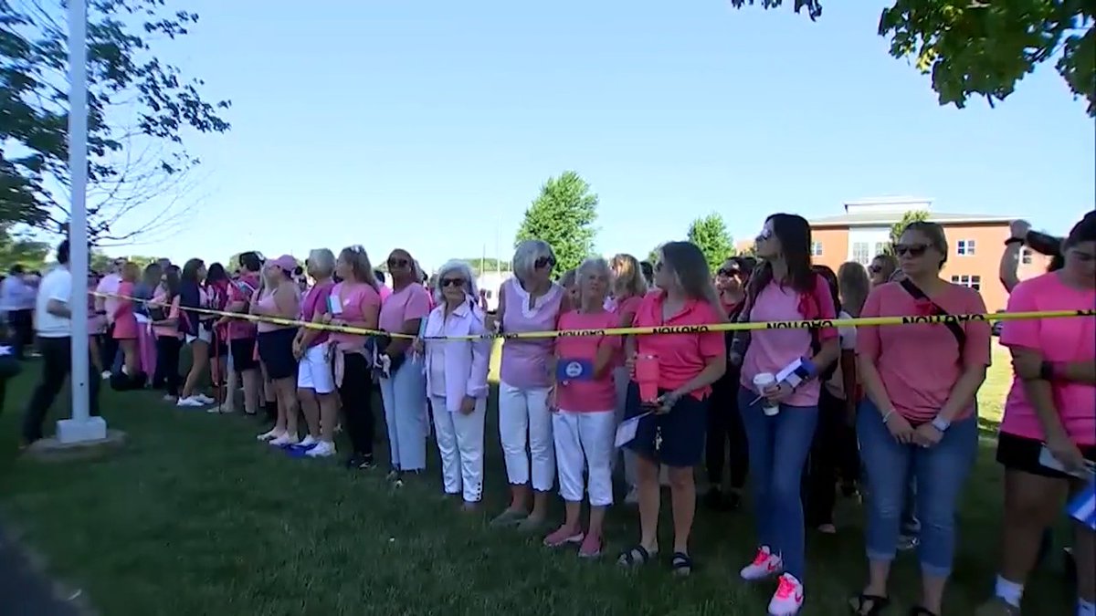 Lindsay Clancy fans gather outside courthouse amid murder trial. 🎥: FOX True Crime