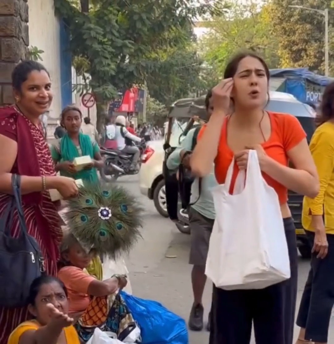 #SaraAlikhan - Feeding the Food For Poor People - she Don't Want Photos or videos From Paparazzi 🤩🤩🤩🤩