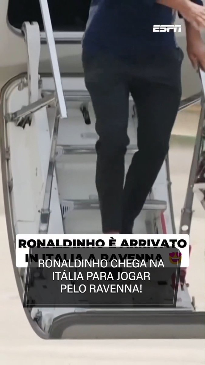 Así llegó Ronaldinho a Ravenna. Lo que se llama ‘aura’. 🥶