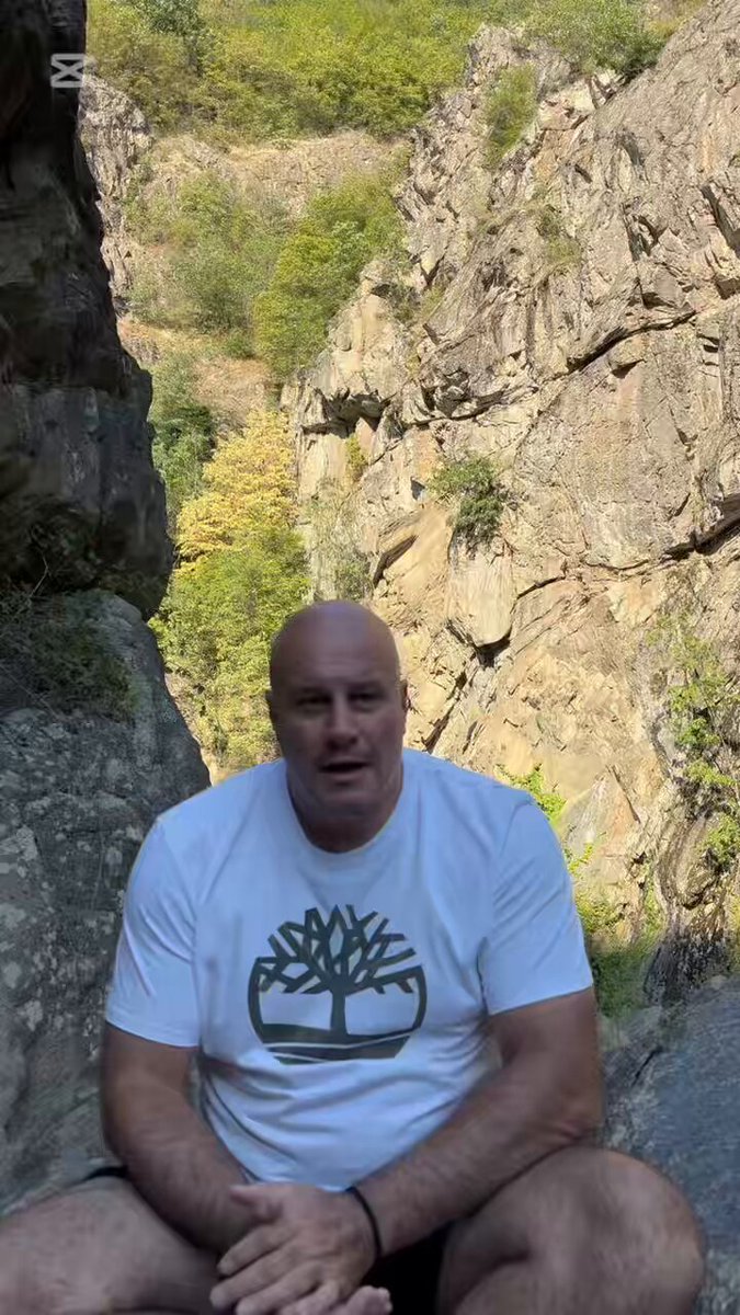 ŠTA DA JE BILO PITANJE MINUTA? (Vučje) Danas smo u Vučju, sasvim slučajno, bili svedoci jednog događaja koji na najbolji način pokazuje koliko je zdravstveni sistem u Srbiji, posebno na jugu Srbije, urušen. Momku iz Leskovca je prilikom penjanja na stene kod kupališta u Vučju iskočilo koleno i počeo je da pada. Posle desetak metara klizanja i prevrtanja preko stena, pukom srećom zaustavila ga je jedna stena i sprečila da nastavi da pada. Odmah smo prišli, pozvali ostale prisutne da pomognu i proverili da nema otvorenih preloma ili vidljivih težih povreda. Bio je svestan. Odmah smo pozvali Hitnu pomoć. Niko se u Vučju nije javljao. Pošto se niko nije javljao na pozive Hitnoj pomoći u Vučju, privatno smo kontaktirali osobu koja radi u Domu zdravlja Vučje. Od nje smo dobili informaciju da je jedino vozilo Hitne pomoći iz Vučja otišlo za Leskovac. Ne ulazimo u to da li je vozilo bilo opravdano upućeno za Leskovac. Činjenica ostaje da u trenutku kada je čoveku bila potrebna hitna medicinska pomoć, u Vučju nije bilo vozila koje bi moglo da reaguje. Čekali smo. Videli smo da od Hitne pomoći nema ništa, pa smo momka, uz pomoć drugih ljudi, polako spustili do šetališta. Njegovi drugari su ga stavili u automobil i odvezli za Leskovac, verovatno u Hitnu pomoć. Tek posle otprilike 45 minuta neko se javio i pitao da li još uvek treba poslati Hitnu pomoć. Momak je tada već uveliko bio na putu, možda čak i stigao do Leskovca. Sada zamislite da nije imao sreće. Da je povredio glavu. Da je imao otvoren prelom. Da je došlo do unutrašnjeg krvarenja. Da je svaki minut bio presudan. Ko bi došao? Kada bi došao? Ko bi preuzeo odgovornost za izgubljeno vreme? Mesecima slušamo priče o tome kako mora da bude slobodan prolaz za Hitnu pomoć, kako se uvode kontrole i kažnjavaju ljudi zbog nepropisnog parkiranja. Sve to ima smisla samo ukoliko Hitna pomoć postoji i može da stigne kada je čoveku potrebna. Danas smo videli surovu realnost — prolaz može da bude potpuno slobodan, ali nema ko da prođe. Vučje i okolna sela moraju da imaju stalno dostupno vozilo Hitne pomoći i ekipu koja može odmah da reaguje, posebno tokom letnjih meseci, kada je broj ljudi na kupalištu i u okolini veći. Mora da postoji organizovana dežurna služba, a ne da građani u hitnim situacijama traže privatne kontakte i sami organizuju prevoz povređenih. Danas na kupalištu nema spasilaca. Nema službe koju smo mesecima pominjali. Nema ni Hitne pomoći kada je najpotrebnija. Ljudi su praktično prepušteni sami sebi. Ujedinjeni za jug zahtevaju da se hitno obezbedi stalna dostupnost Hitne pomoći u Vučju, sa dovoljnim brojem vozila i medicinskih ekipa za Vučje i okolna sela. Ne tražimo privilegiju. Tražimo minimum koji svaki čovek mora da ima — da, kada mu se dogodi nesreća, zna da će pomoć doći. Danas je ovaj momak imao sreće. Sledeći možda neće. Tada više neće biti dovoljno saopštenje, opravdanje ili prebacivanje odgovornosti. Tada će biti kasno. UJEDINJENI ZA JUG