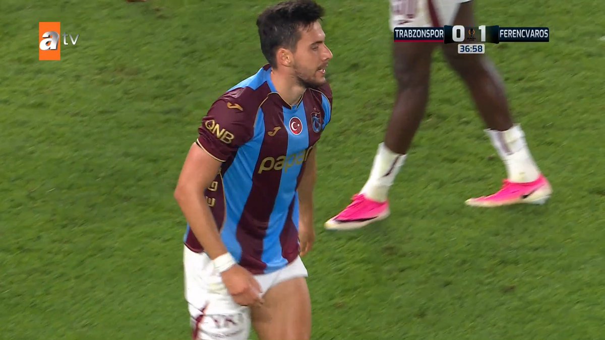 Trabzonspor’un hızlı atağında Salah çıkardı, Umut Nayir vurdu, top az farkla dışarıya çıktı. #Trabzonspor #Ferençvaroş #AvrupaLigi #TSvFTC