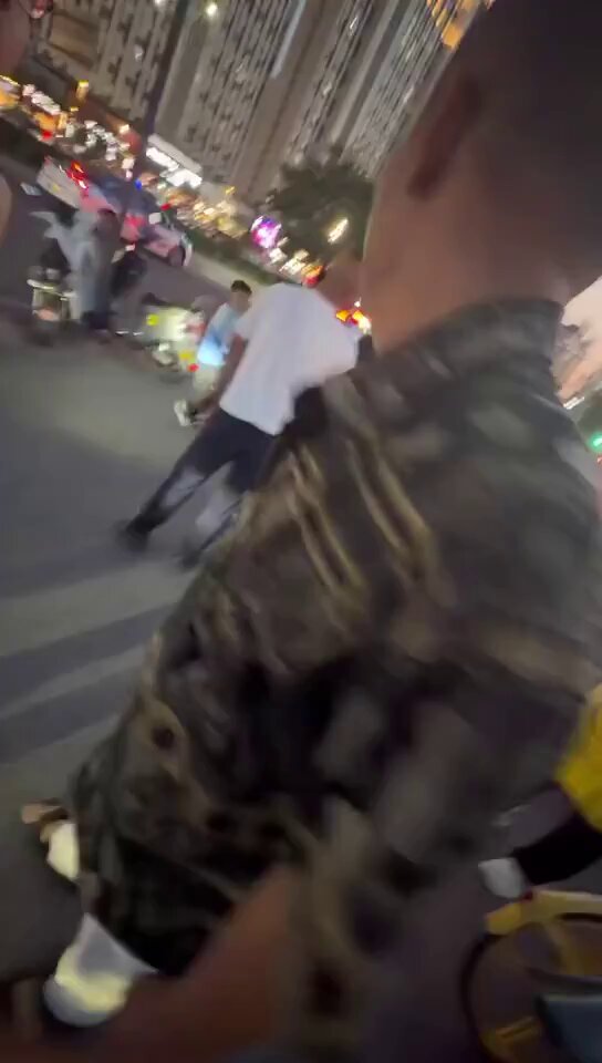 听说这小孩被打死了 可惜了大好的青春年华，真是年少轻狂呀