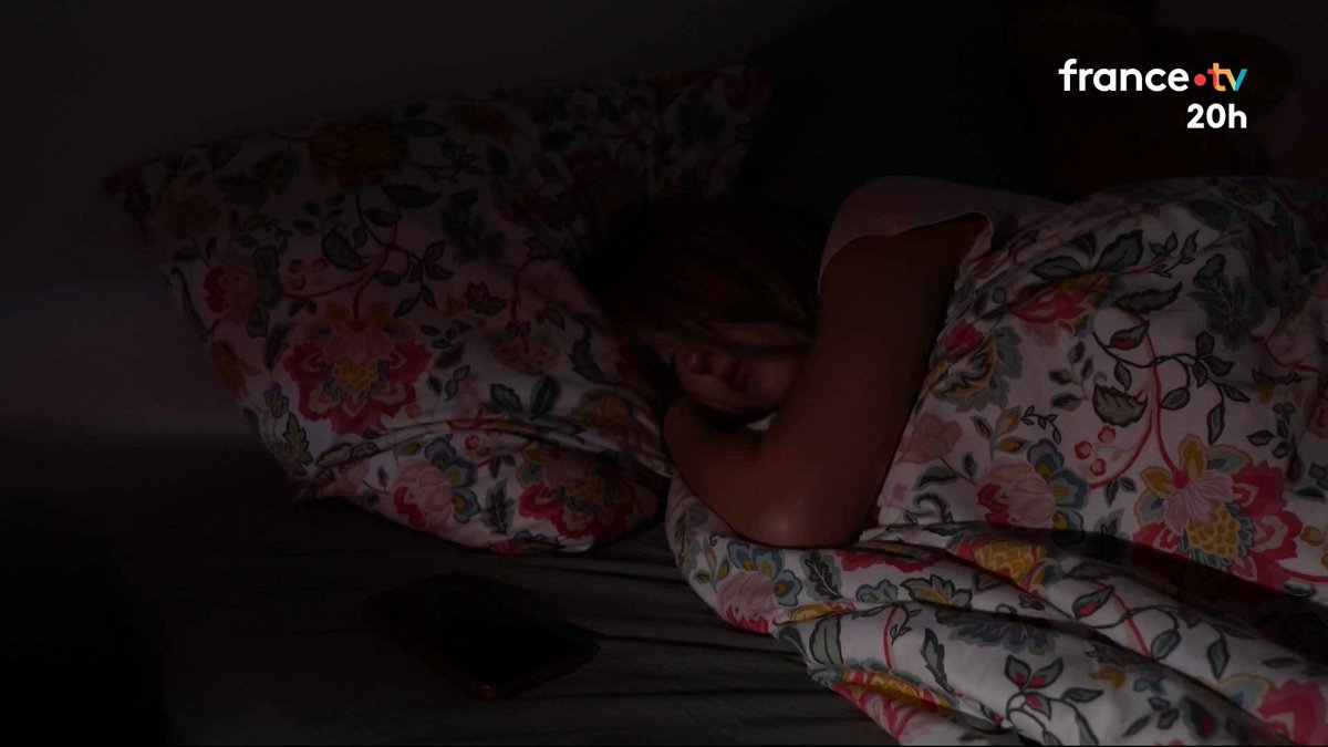 💤 Léna a découvert son trouble d’hypersomnie un peu par hasard. Une maladie rare qui bouleverse la vie. Les personnes atteintes peuvent dormir des heures, parfois même des jours. #JT20h