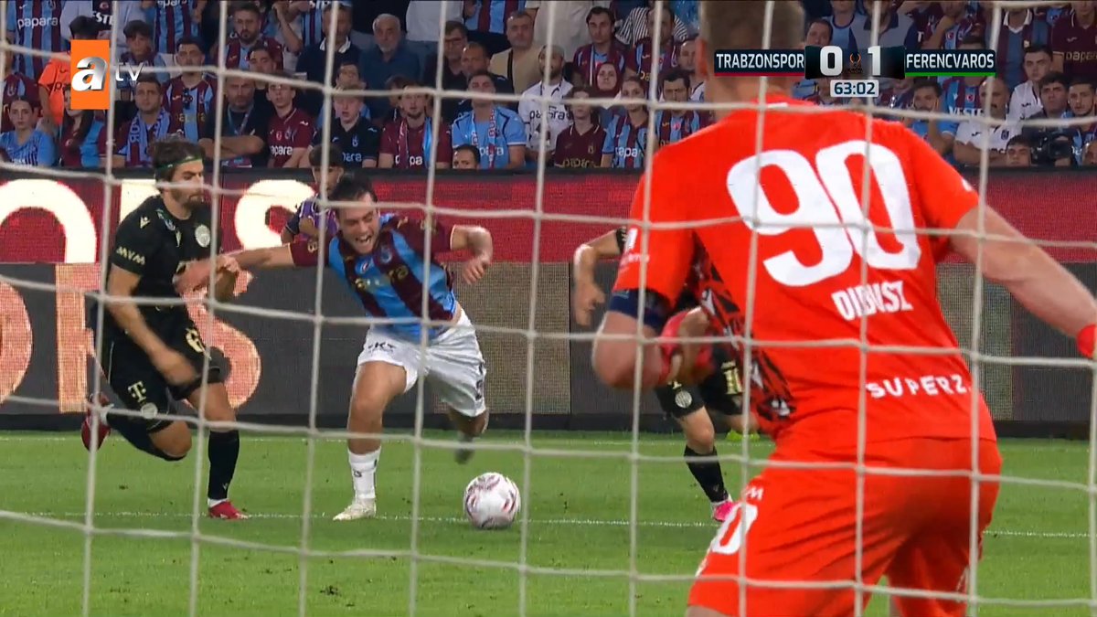 Trabzonspor, 63. dakikada bir kez daha penaltı bekledi.