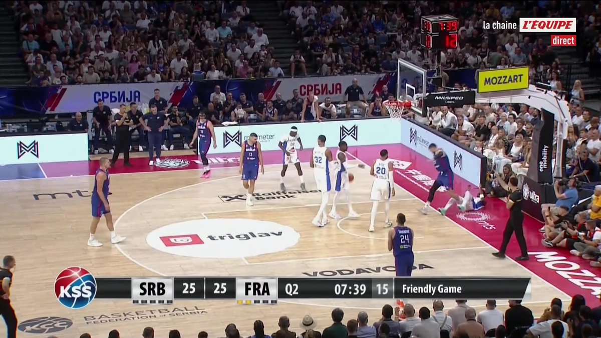 Oh le dunk de Wembanyama ! La star des Spurs fait taire une salle de Belgrade comble pour ce match de gala. Suivez le match en direct sur la chaine L'Équipe #lequipeBASKET