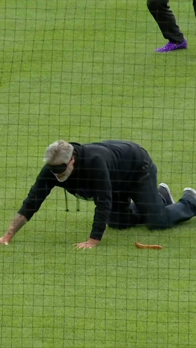 Former WWE & WCW head writer, Vince Russo was invited to the Savannah Banana’s game to throw out the first pitch and find the Golden Bannana 😭