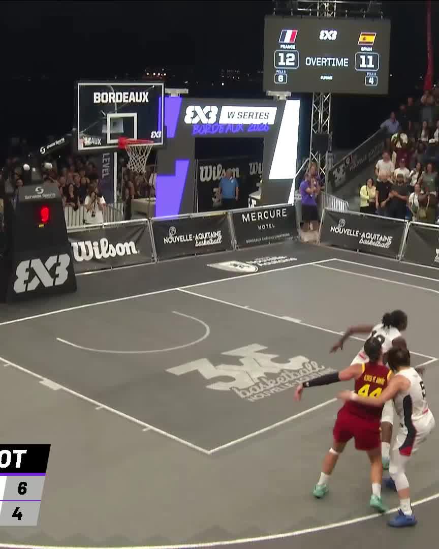 El 𝒕𝒓𝒊𝒑𝒍𝒂𝒛𝒐 de Alba Prieto para ganar la final del #3x3WSBordeaux en la prórroga!! 😤 Puro 𝘤𝘭𝘶𝘵𝘤𝘩! 🫡 #3X3WS | #LaFamilia #SomosEquipo