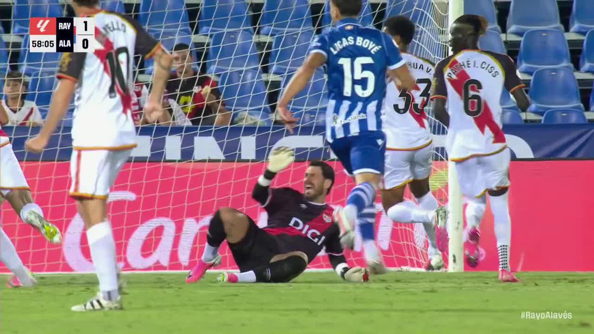 ALARMAS EN VALLECAS: Augusto Batalla debió dejar el campo de juego en camilla tras una lesión a los 60' de partido vs. Alavés. 📺 Mirá #LaLiga por #DisneyPlus Plan Premium