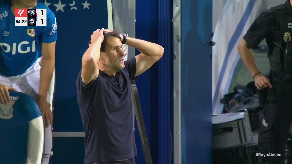 ¡UN REGALITO QUE LE COSTÓ DEMASIADO CARO! Ratiu intentó dar un pase atrás y le terminó entregando la pelota a Mariano Díaz para que anote el 1-1 de Alavés sobre el final… ¡La cara de decepción del DT del Rayo es IMPERDIBLE! 📺 Mirá #LaLiga por #DisneyPlus Plan Premium