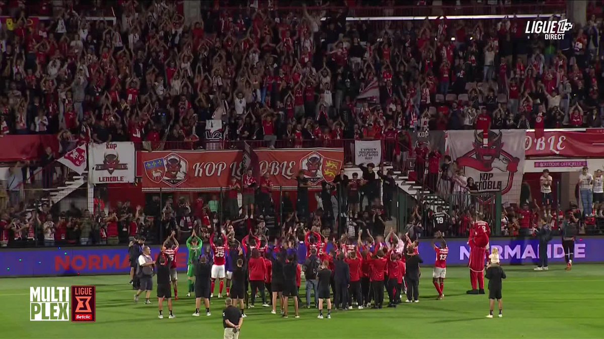 La superbe communion entre les joueurs de FC Rouen 1899 et leur public 🥳 La LIGUE 3 Betclic c'est aussi ça ! #Ligue1Plus