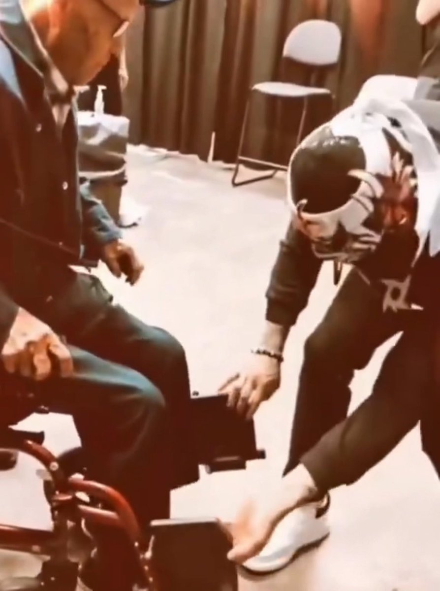 PENTA HELPING OUT A RETIRED FIREFIGHTER OUT HIS WHEELCHAIR TO MEET HIM WAS SUCH A WHOLESOME MOMENT. Penta is one of the greatest humans ever man ❤️