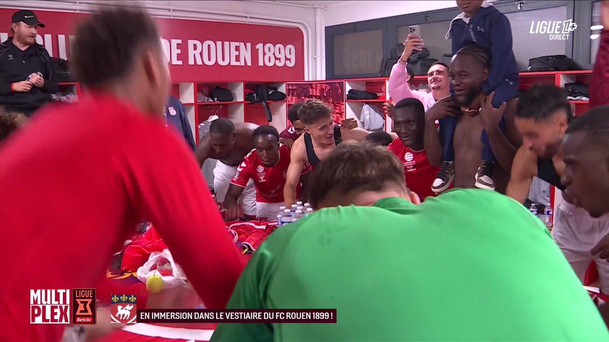 Quelle joie magnifique des joueurs du FC Rouen 1899 dans le vestiaire 😍 Vous aurez droit à ce genre d'images toute la saison sur L1+ 🎥 #Ligue1Plus