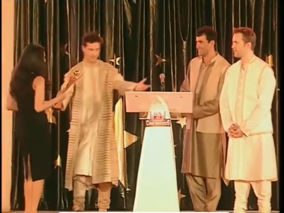 THIS IS JUST UNBELIEVABLE 🤯🤯 Keanu Reeves at a bollywood Award ceremony, wearing a kurta pajama & giving the best debut award to Preity Zinta for the movie Soldier. 😲 Can you imagine this ?? Just Insane 😂