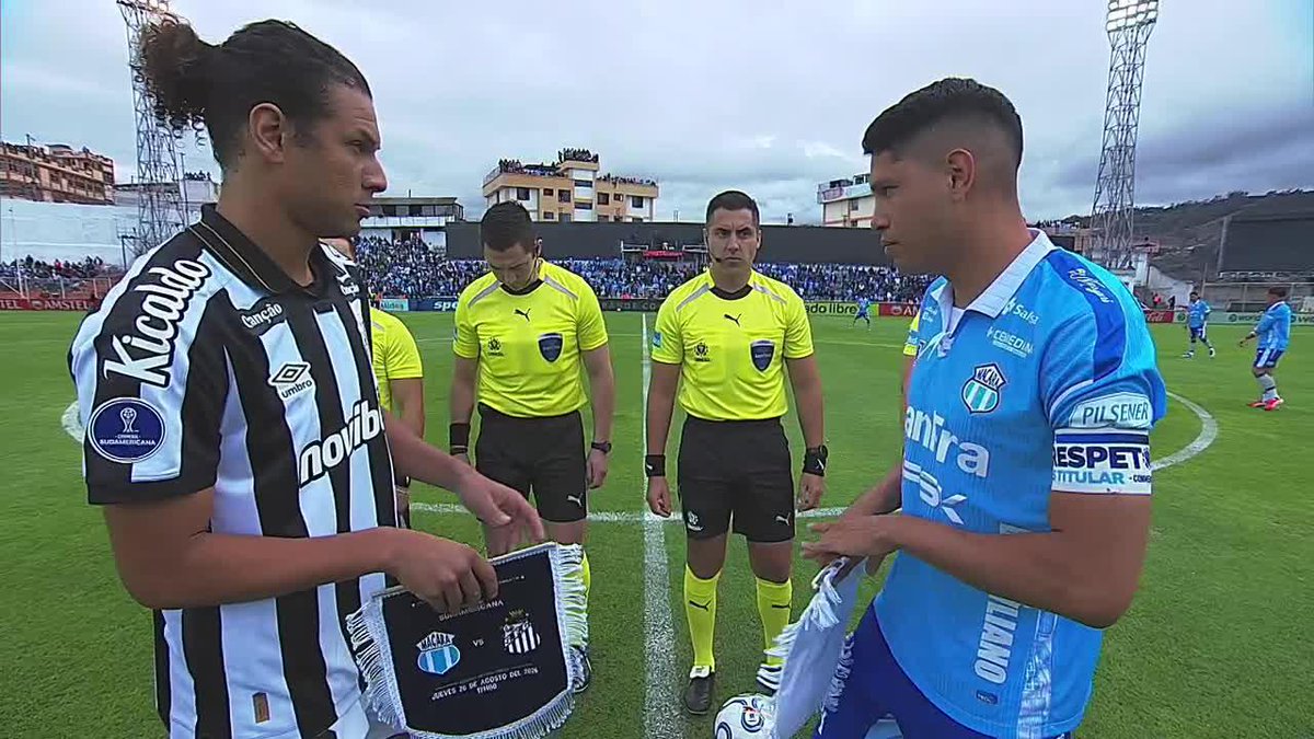 "¿COPA DEL MUNDO O CHILE?" 🏆🆚🇨🇱 El árbitro chileno Cristian Garay tenía una moneda ESPECIAL para realizar el sorteo de lado y saque, en la previa de Macará vs. Santos, por los octavos de la #Sudamericana 📺 #DisneyPlus Plan Premium