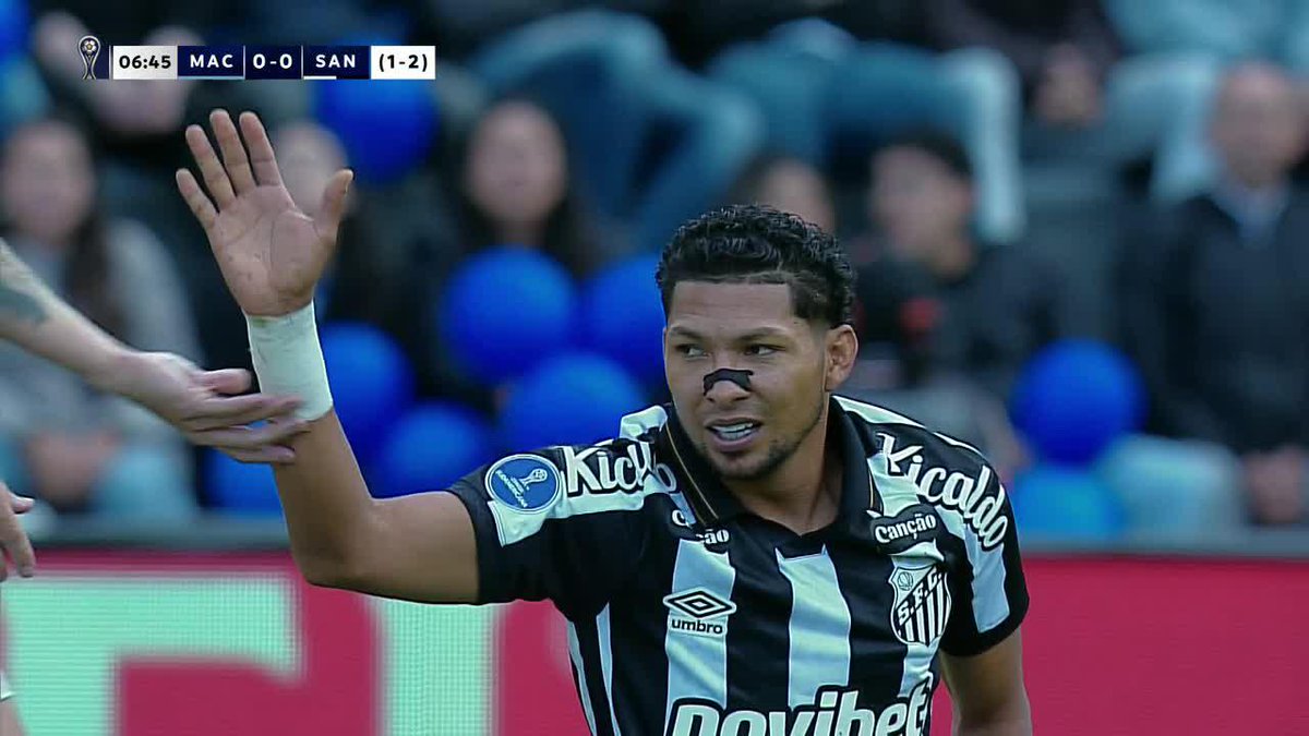 😎💪🏼 ¡RONY ESTÁ HECHO UNA MÁQUINA! El delantero del Santos juega con TIRA NASAL para combatir los 2600 metros de altura de Ambato, en la vuelta de los octavos de la #Sudamericana vs. Macará. 📺 #DisneyPlus Plan Premium