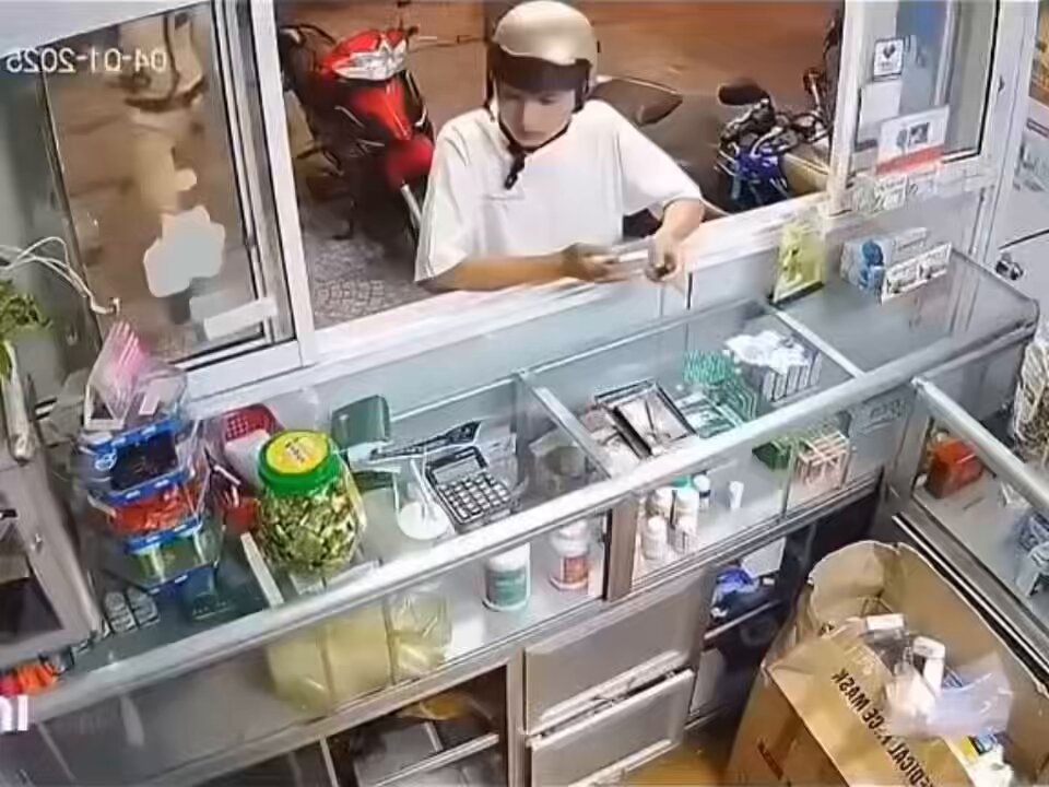 Cảnh sát giao thông đang làm nhiệm vụ tại… tiệm thuốc Tây.