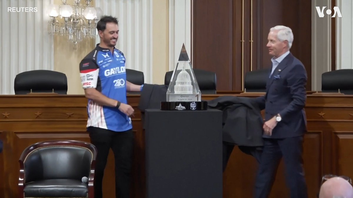 “自由250大奖赛”(Freedom 250 Grand Prix)是NTT印地赛车系列赛(INDYCAR)将首次在华盛顿特区国家广场(National Mall)举办的比赛。 Freedom 250 赛事主席巴德·登克(Bud Denker)与参赛的印地赛车车手20日齐聚国会山，为赛事进行宣传，并展示了一座重达 75 磅的冠军奖杯。 更多：