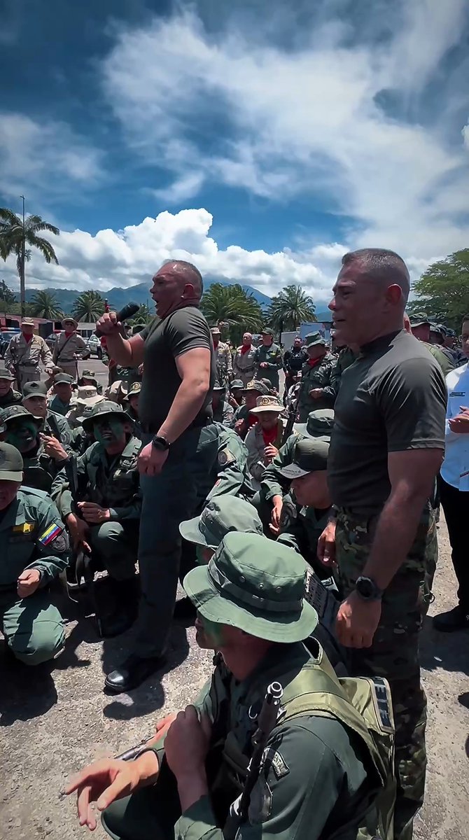 En un eminente ejercicio de liderazgo, el Comandante Estratégico Operacional de la #FANB, MG. Rubén Darío Belzares Escobar, lideró un enérgico trote junto a la tropa alistada del 212 Batallón de Infantería “Carabobo”, emblemática unidad del Ejército Bolivariano, 1🧵