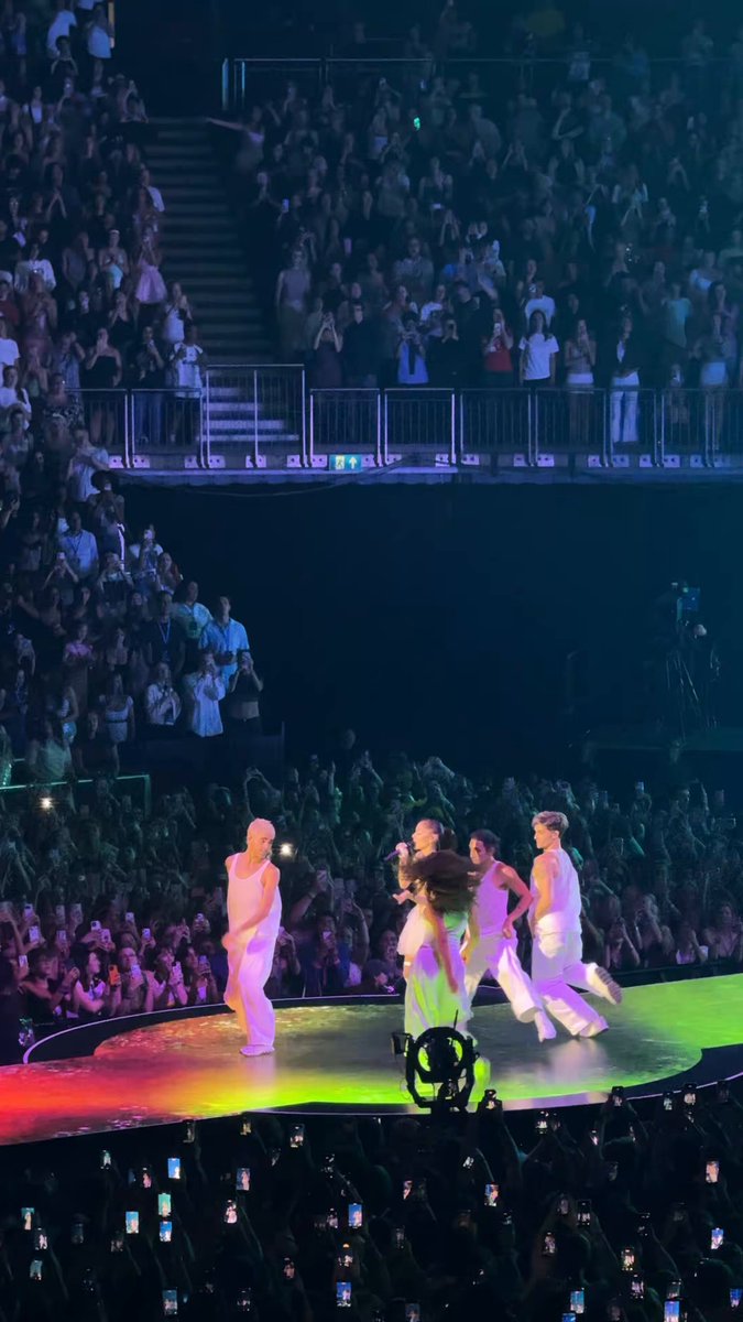 Ariana Grande does the iconic “Break Free” note change at the ‘eternal sunshine’ tour in London.