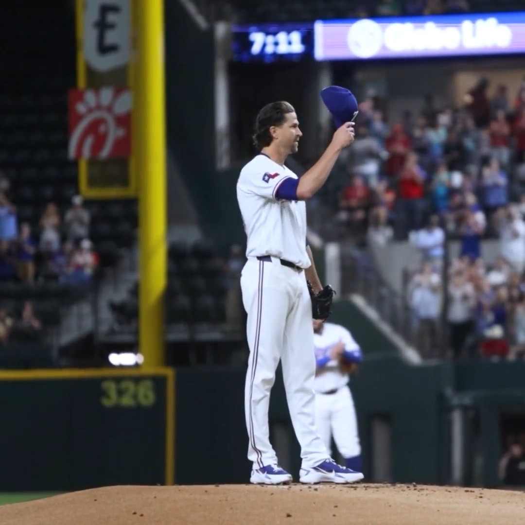 Jacob deGrom gets a standing ovation after his 2,000th strikeout and shows his appreciation to the crowd 👏