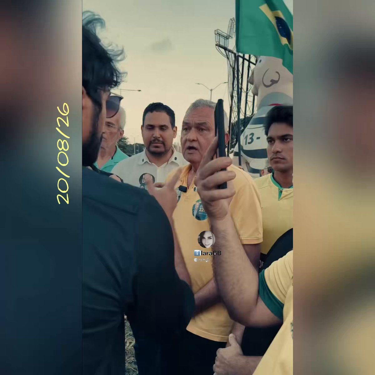 Orgulho do general 🇧🇷 General Girão peitando o delegado da PF da comitiva do LuIa que queria tirar o pixuleco‼️👏🏼👏🏼