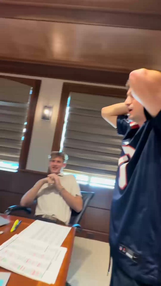 Someone took Ashton Jeanty with the first pick of the fantasy draft and the entire league couldn't believe it 😅 (via _acbarrios/TT)