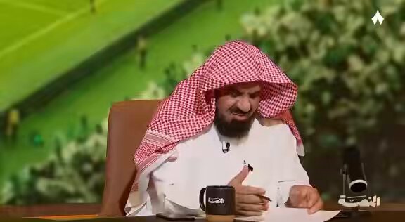 ظهور الأستاذ تركي الضبعان لافت بالنسبة لي؛ لأنه يقدم نموذج مختلف للشخصية السعودية في الإعلام، واختياره ذكاء من الإعداد وأصحاب القرار في ثمانية، ولو أنها قد تكون رمية من غير رامي يطلع بلكنته الحائلية ومفرداته المحلية وعفويته المقبولة وهذا اللي نفتقده في الظهور الإعلامي؛ فالتنوع الثقافي السعودي أكبر من أن يكون صوت واحد وطريقة حديث واحدة مملة، والجميع فيها متشابه! ابن حائل نبي نسمع حائل في حديثه، والحجازي أو ابن السراة نسمع صوت جبال الحجاز والسراة في كلامه، والتهامي نسمع لكنة تهامة وتنوعها، والرياض والقصيم والأحساء، وكل منطقة يفترض أن تحضر بخصوصيتها قدر الإمكان تركي الضبعان نموذج للمعتز بهويته ولهجته وثقافته المحلية، مع احترامه للجميع.. وهذا تحديد ما لفت انتباهي، وسبق تكلمت عن أهمية المحافظة على اللهجة واللكنة واحترام التنوع الثقافي السعودي وعدم تذويبه وسبق الضبعان ظهور المؤثر «بندريتا» بلهجته الجيزانية الجميلة، واللي كسبت شهرة وتأثير وفهم وحضور عند الأطفال.. صحيح أن ظهوره كان في الإعلام غير الرسمي لكنه يبقى هو الآخر نموذج جميل ومقدّر كذلك اللهجة الحضرية في مكة وجدة حاضرة بقوة في الإعلام السعودي، ولها رموزها وشخصياتها الإعلامية التي حافظت عليها وما تخلت عنها أو انسَلخت منها، وما اختبأت خلف اللهجة البيضاء؛ وهي فعلاً بيضاء لأنها خالية من ألوان الهوية وجمال تنوعها