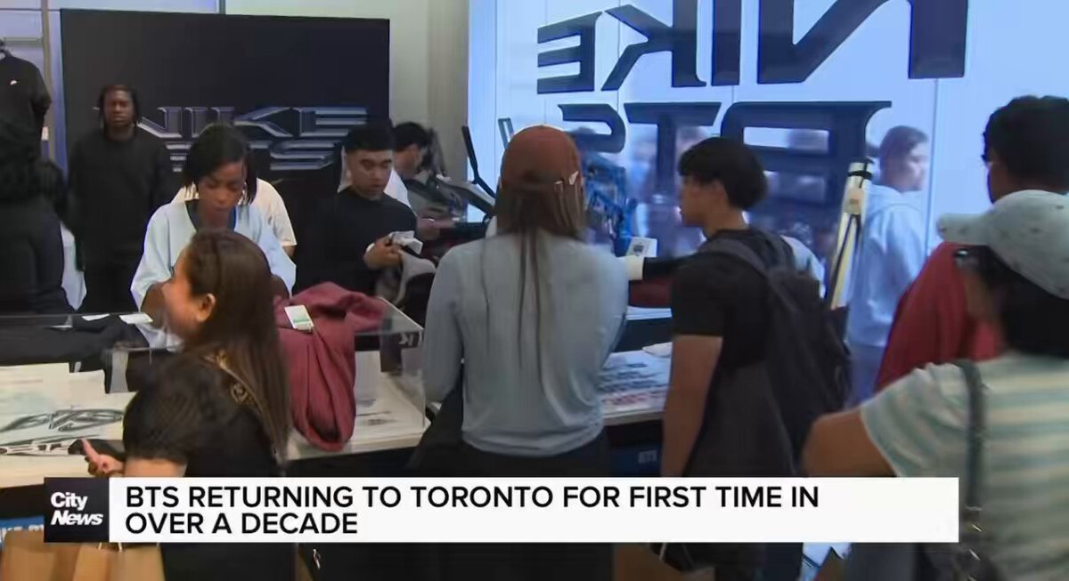 CityNews #BTS_WORLDTOUR_ARIRANG_TORONTO 오늘 저희와 인터뷰하고 싶지 않다고 한 사람들도 꽤 있었습니다. BTS를 보기 위해 회사에 아프다고 하고 결근했기 때문이죠. 하지만 한 남성 팬은 조금 다른 방법을 택했습니다 WFH(Work From Home, 재택근무) 대신 WFL(‘Work From Line’ 줄 서면서 일하기)를 하고 있었습니다 “당신이 여기 있는 걸 직장 상사가 알고 있나요?” “아뇨, 몰라요.” “상사가 정말 모른다고요?” “네, 몰라요.” “알게 되면 곤란해질 것 같아요?” “저희 상사 꽤 괜찮은 사람이에요.” “괜찮은 분이라고요?” “네, 꽤 괜찮은 분인 것 같아요.” “좀 쿨한 분?” “네. 사실 저를 응원해줄 것 같아요. 상사도 K팝 팬이거든요.” 아이고 어떡해 ㅋㅋㅋㅋㅋㅋㅋ 뉴스에 얼굴이 나갔는데 괜찮으시겠어요? 😂😂😂