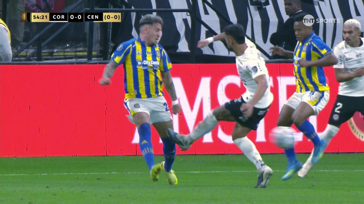 ¡CORINTHIANS SE QUEDÓ CON 10 ANTE ROSARIO CENTRAL! Raniele metió una tremenda patada a la rodilla de Enzo Copetti y, tras la intervención del VAR, el equipo brasileño se quedó con un jugador menos para la última media hora. CONMEBOL #Libertadores