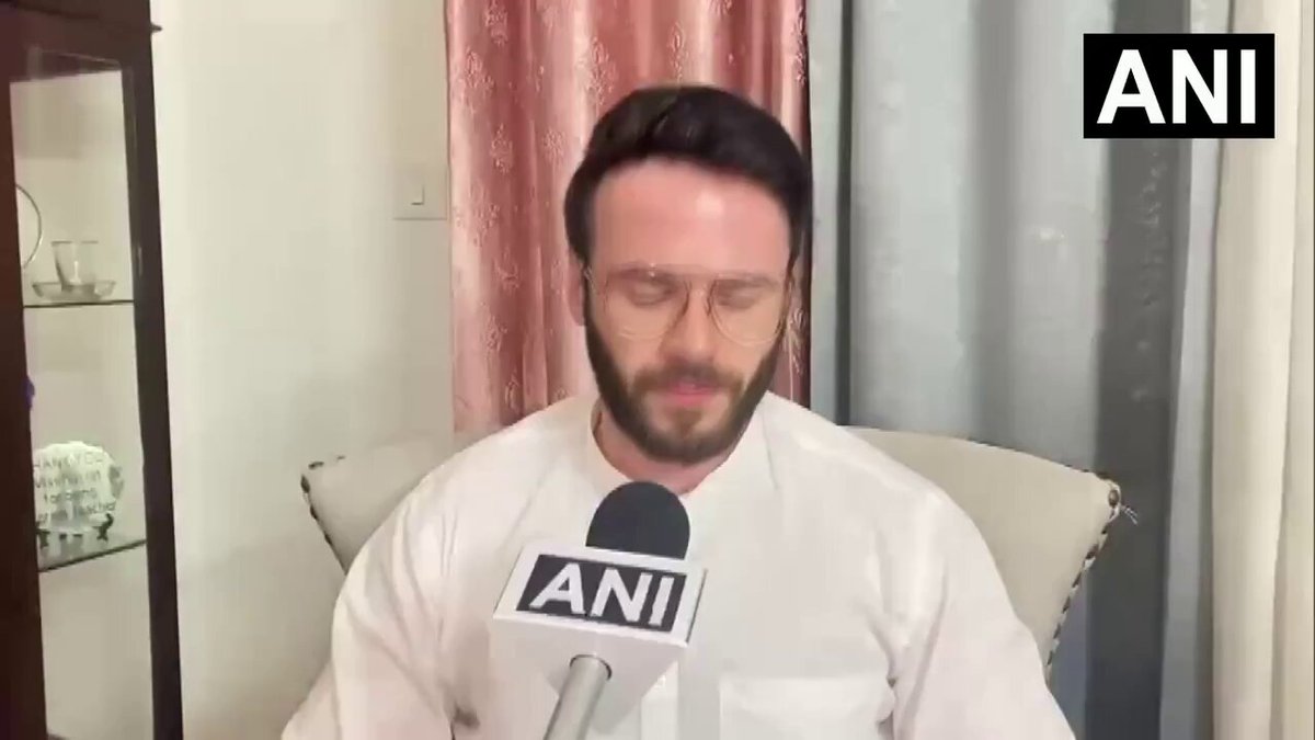 #WATCH | Noida, UP: On joining the Samajwadi Party, Shayan Masood, the son-in-law of Congress leader Imran Masood, said, "I do not agree with Imran Masood's ideology. If you want to defeat the BJP in UP, you have to speak out against the BJP. But he keeps speaking against Akhilesh Yadav. It is Akhilesh Yadav who will defeat the BJP, and if you speak against him, it means you directly want to benefit the BJP. We both have ideological differences. So I left him and join the hand with Akhilesh Yadav." (20.08)