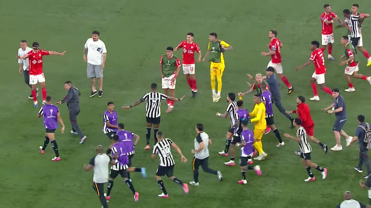 ¡¡SE PICÓ TODO EN EL FINAL!! Luego de la clasificación de Cienciano ante Botafogo en los 8vos de la CONMEBOL #Sudamericana se armó una gran pelea dentro del terreno de juego entre JUGADORES y CUERPOS TÉCNICOS de ambos equipos.