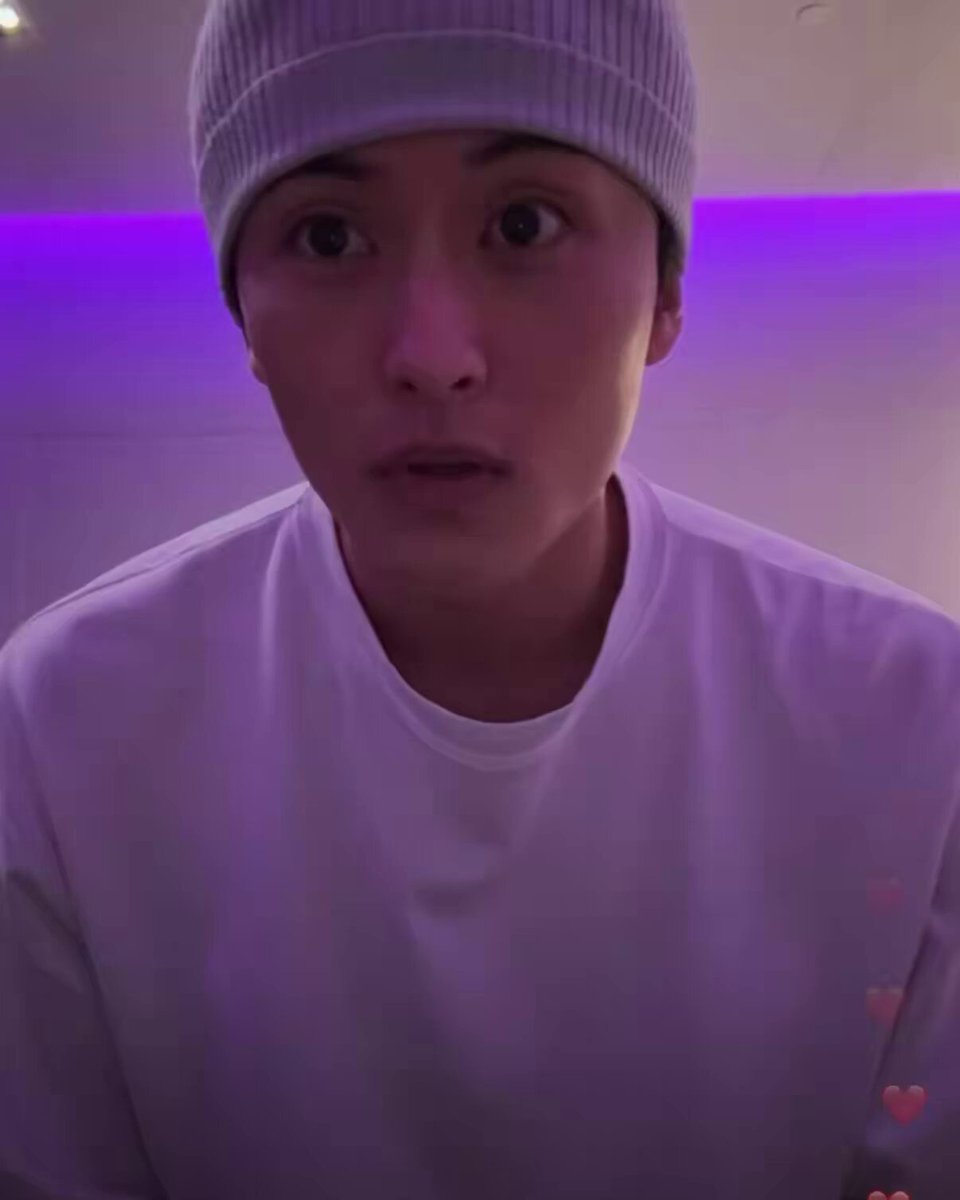 🚨 O Mark Lee (ex-NCT) realizou uma transmissão ao vivo para pedir desculpas pessoalmente após a repercussão de uma imagem vazada em que usava uma camiseta com a bandeira confederada: “Com relação à camiseta com a bandeira confederada, estou ciente da dor que isso causou a muitas pessoas, especialmente aos meus fãs negros e à comunidade negra. Eu sei que sou muito responsável por isso. Eu realmente queria dizer diretamente a vocês que não foi a minha intenção. Sabendo o significado da bandeira e a relevância histórica dela, isso realmente não deveria ter acontecido. Isso não reflete quem eu sou como pessoa, mas ver tantos fãs magoados por causa disso me magoou muito também. Eu não tinha intenção sabendo o significado da bandeira, e eu deveria saber, não há desculpas para isso. Queria prometer a vocês diretamente que algo assim nunca mais vai acontecer comigo e com toda a minha equipe. Nós tomamos providências para garantir que algo do tipo não se repita. Sei que muitas pessoas estavam esperando por mim para abordar isso diretamente, e estive pensando sobre o assunto há um tempo. Eu realmente queria tirar esse peso do meu peito e pensei que hoje era o momento certo para falar com vocês. Realmente me parte o coração pensar que talvez a confiança tenha sido quebrada” #MARK #마크 #NCT #엔시티 #MarkLee