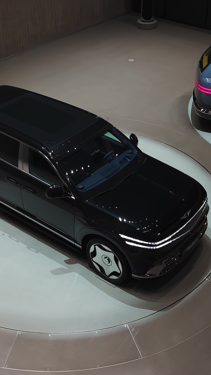 Every curve shapes its presence. Every detail reveals its character. Explore the Genesis GV90 Neolun up close.