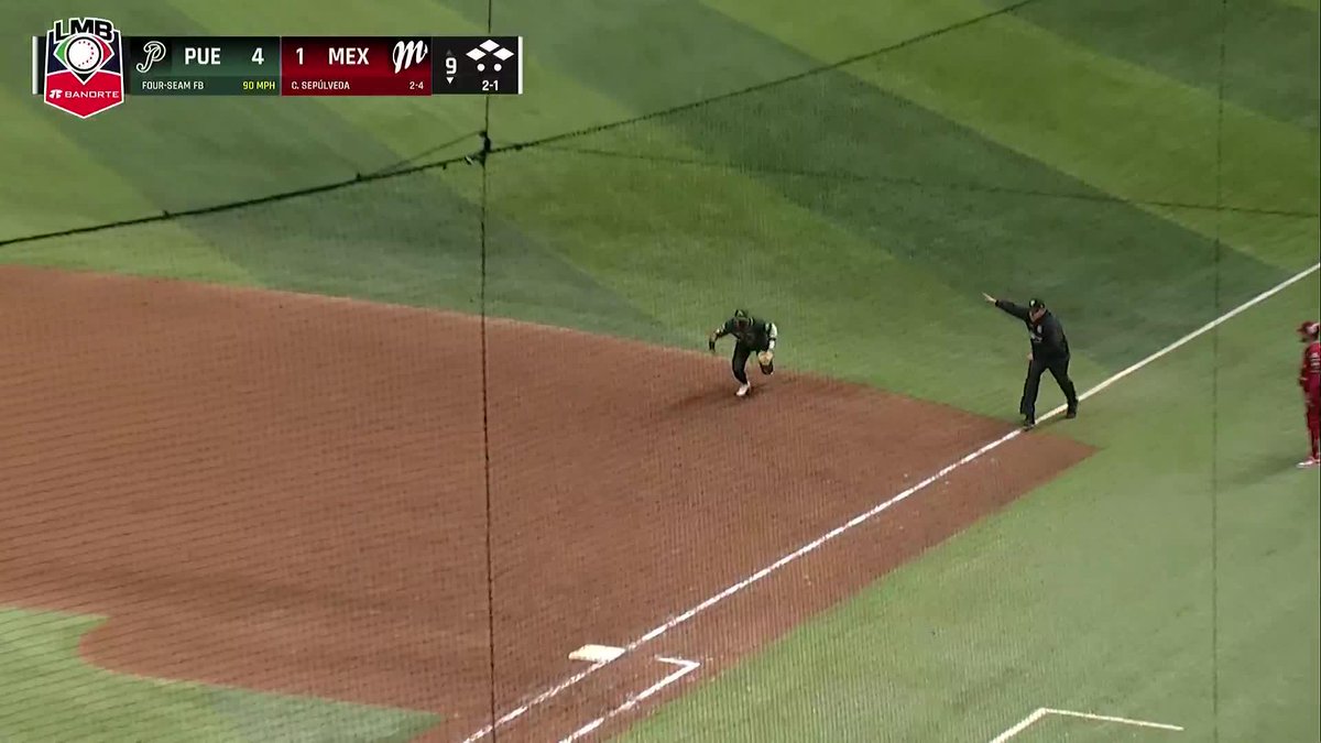 ¡TODO EL TRÁFICO QUEDA VARADO! 🚦🛑 Con la casa llena, Castro 🦜 resuelve el roletazo y concreta el out 27 en la inicial para sellar la victoria 🫡🔥 #LaLigaFuerteDeMéxico💪🏻🇲🇽⚾️