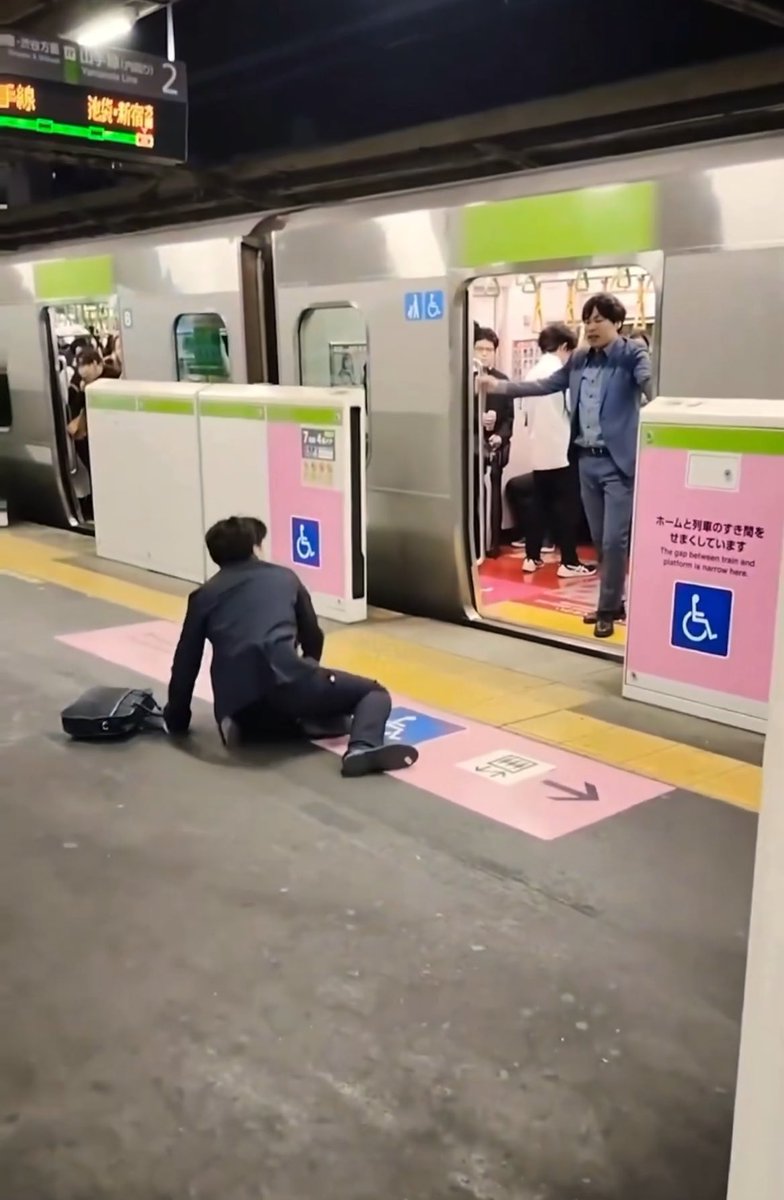【悲報】山手線で絶対乗せないマンvs絶対乗るリーマンの終わりのない戦いが始まる 電車のドアを挟んで一進一退の攻防戦を繰り広げていた模様。 隣のドアから乗れよ･･･。 #電車 #喧嘩