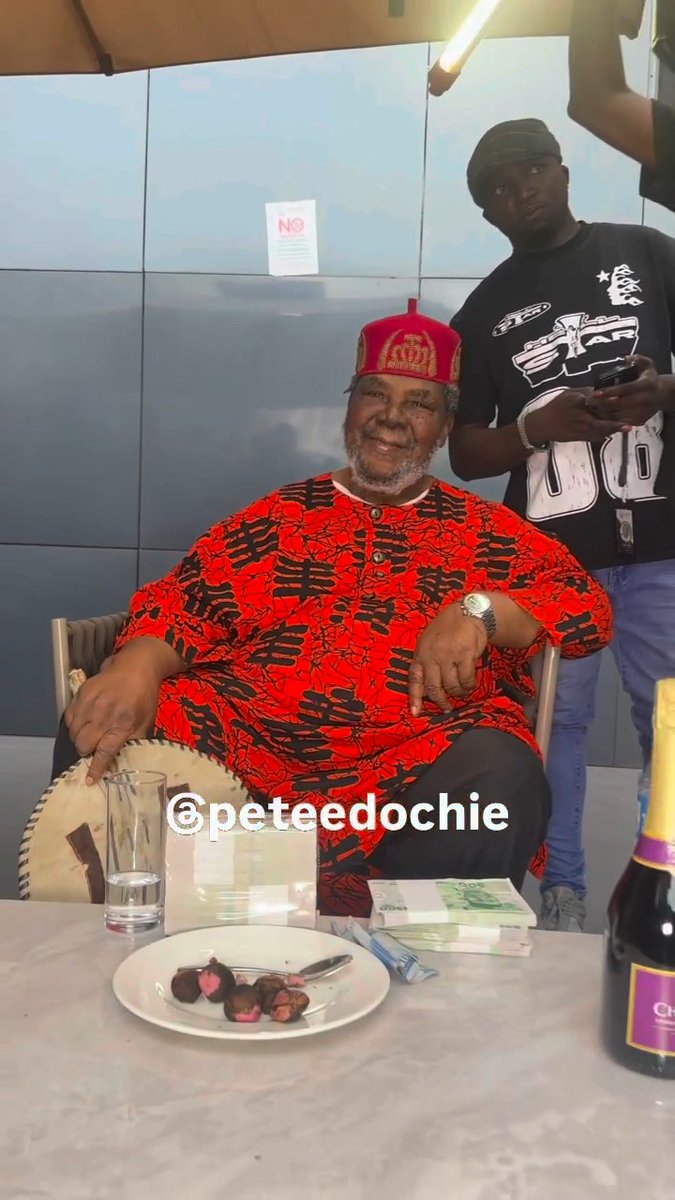 Watch how Nollywood legend, Pete Edochie, was welcomed yesterday in Lagos State by young entertainers in the movie industry✨♥️