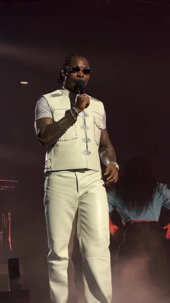 🚨Asake debuts a new look at Credit Union 1 Arena in Chicago as his ‘In God We Trust’ Tour kicks off. 🔥 🇺🇸