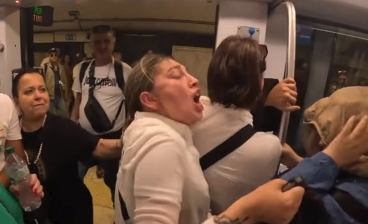 Rome 🇮🇹: Gypsy pickpockets trying to steal got beaten by passengers and thrown off the vehicle. People are fed up. Patience is over.
