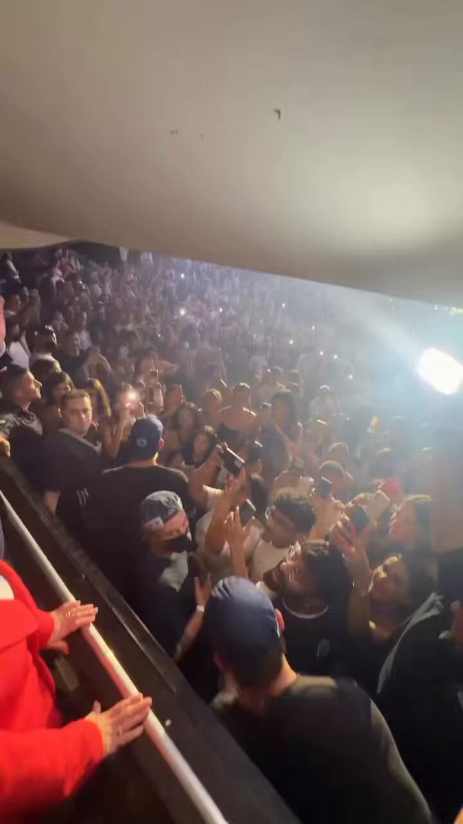 השמאל מסתכל על התמונות האלה נבוך. הוא לא מצליח להבין אהבה כזו למנהיג, כי השמאל הוא מחנה חסר זהות, ומה שמחבר את אנשיו יחד הרבה פחות עמוק ומשמעותי. הרי הקהל הזה לא היה מרעיף אהבה כזו על שף אגדי, על איש תרבות או על סתם אדם נערץ. האהבה הזו נובעת ממשהו עמוק בהרבה: הקהל הזה מחובר לנצח ישראל, למטרה קדושה בת 3,000 שנה. ומכאן נובעת האהבה המטורפת למי שבעיניו משרת את נצח ישראל. צריך לעבוד קשה, אבל בעזרת השם אנחנו הולכים לנצח.