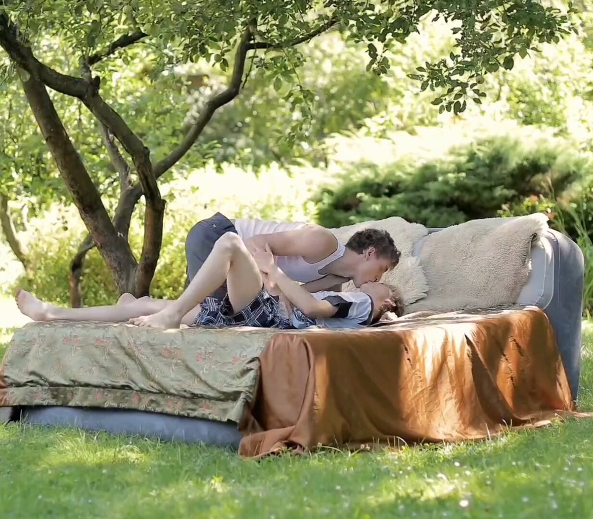 Happy Friday ! Taking a bwc outdoor is so hot. The twink top has a long dick with the right shape to tickle one’s throat. Just loving it all the way through. #twink #chudai #outdoor