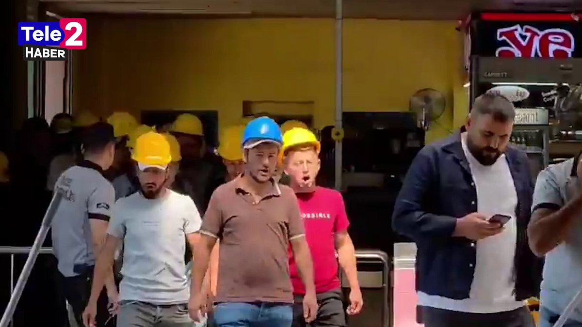Gözaltından çıkan Bağımsız Maden İş'e bağlı madenciler, Enerji ve Tabii Kaynaklar Bakanlığı'na gidiyor. "Bakan korkma, insan yemeyiz!" 📷 Bağımsız Maden İş