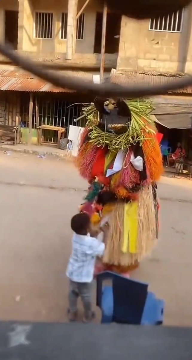 Moment a little boy stood by the roadside and respectfully greeted a masquerade in the traditional way somewhere in Anambra State😭😂🙆