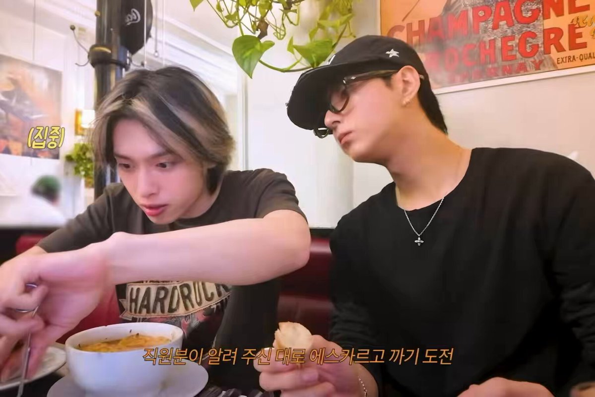 아시발 옫온 걍 비주얼적으로 여친남친같아서 흐뭇하게 보고있는데 갑자기 해죠. ♡ .............?? ;;