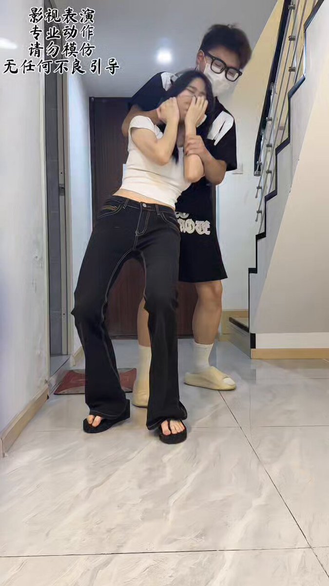 #掐脖子 #自缢 #勒脖子 #绞刑 #窒息 #真空袋 #掐举 #失禁 #抽搐 #呼吸控制 #冰恋 #上吊 #hanging #塑料窒息 #breathplay #闷晕 #捂晕 #首吊り #首絞 #上吊 #勒死 #首绞 #首絞め #throatlift 小迪欠债不还 被追债人埋伏在家里 打算给她一个教训 让她静静的吊在那里 看着她 痛苦的挣扎并慢慢的离去......