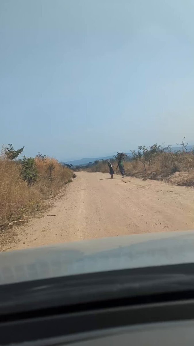 There is something about seeing a mother carry her baby while carrying such a burden herself and her little daughter that hits you right in the heart. I have shed tears 😭. Let’s come together and make life a little easier for this woman. 0972099873 🙏🏾
